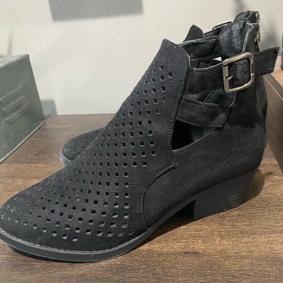 Nature Breeze booties in black. Women’s size 8 - Picture 8 of 15